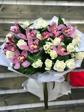 Букет цветов из: Розы и Хризантемы в Спутник