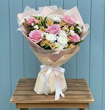 Букет цветов из:  Гвоздики, Орхидеи и Розы в Спутник