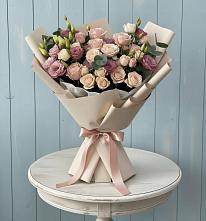 Букет цветов из:  Розы и Лизиантусы в Спутник