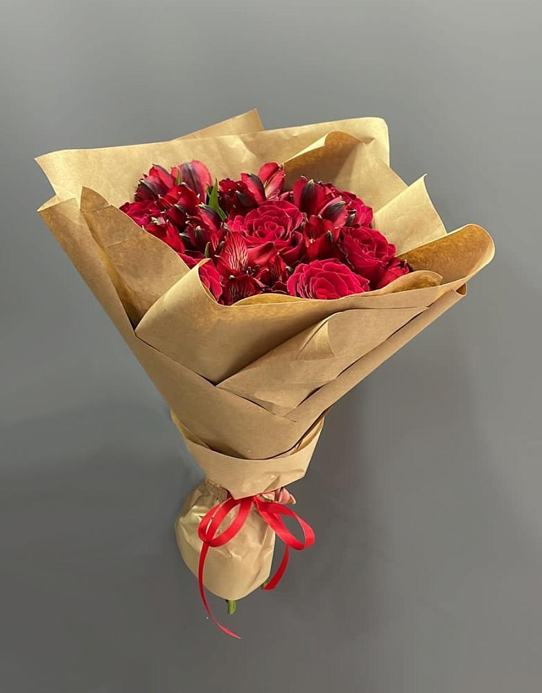 Букет цветов из: Альстромерии и Розы в Спутник