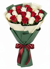Букет Микс из красных и белых роз в Спутник