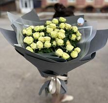 Букет Белые кустовые розы Солинеро в Спутник