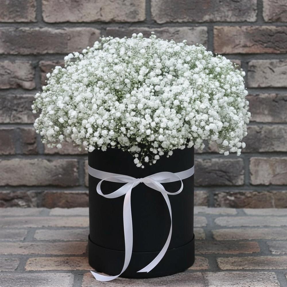Цветочная композиция из Гипсофила в шляпной коробке в Спутник