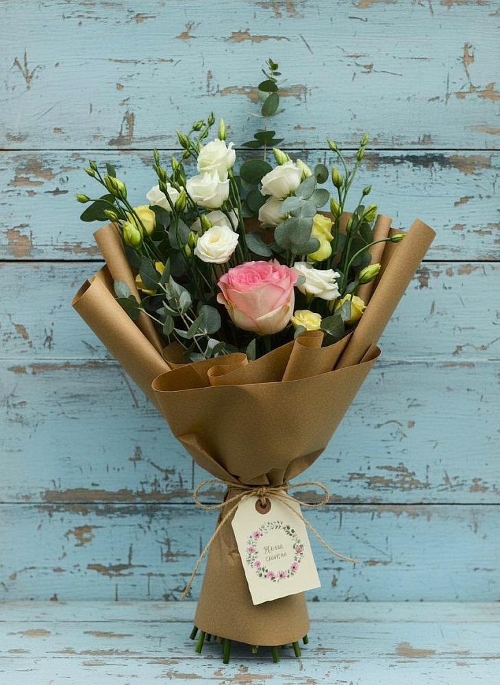 Букет цветов из: Розы и Лизиантусы в Спутник