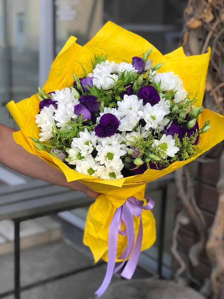 Букет цветов из: Ирисы, Хризантемы и Ромашки в Спутник