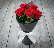 Букет 5 Красных роз Эдлесс Лав в Спутник