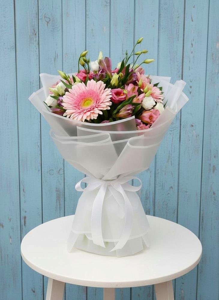 Букет цветов из: Герберы, Альстромерии и Лизиантусы в Спутник