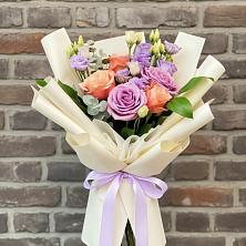 Букет цветов из:  Лизиантусы и Розы в Спутник