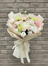 Букет цветов из:  Гвоздики, Розы, Лизиантусы и Хризантемы в Спутник