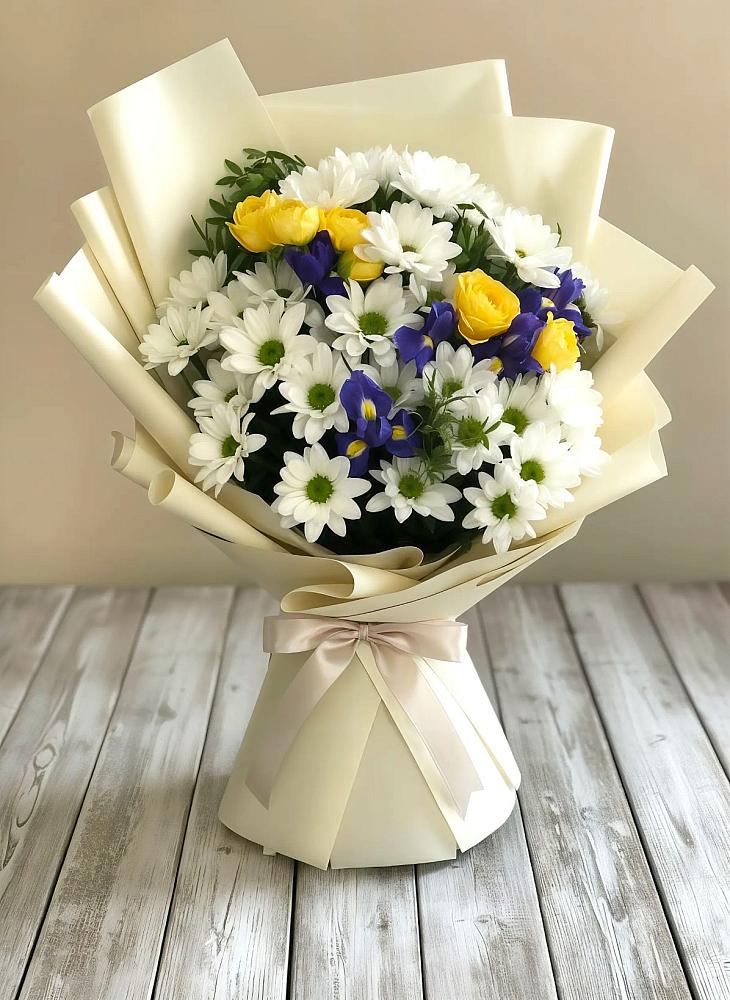 Букет цветов из: Ирисы, Хризантемы и Розы в Спутник