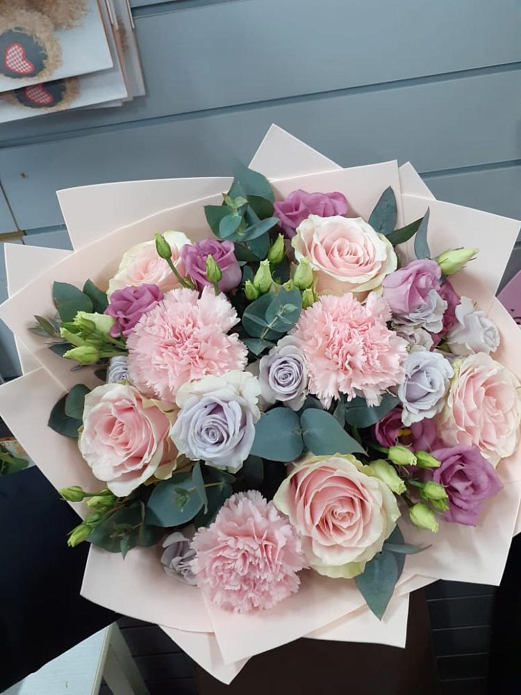 Букет цветов из: Розы, Гвоздики и Лизиантусы в Спутник