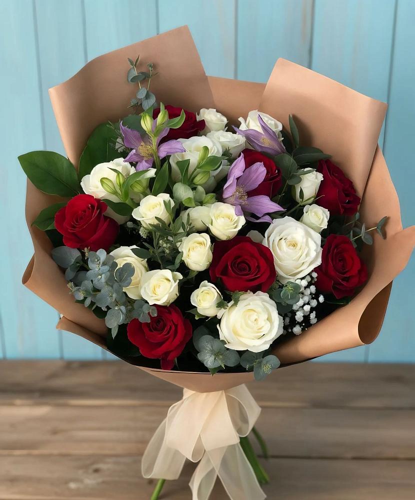 Букет цветов из: Розы и Альстромерии в Спутник