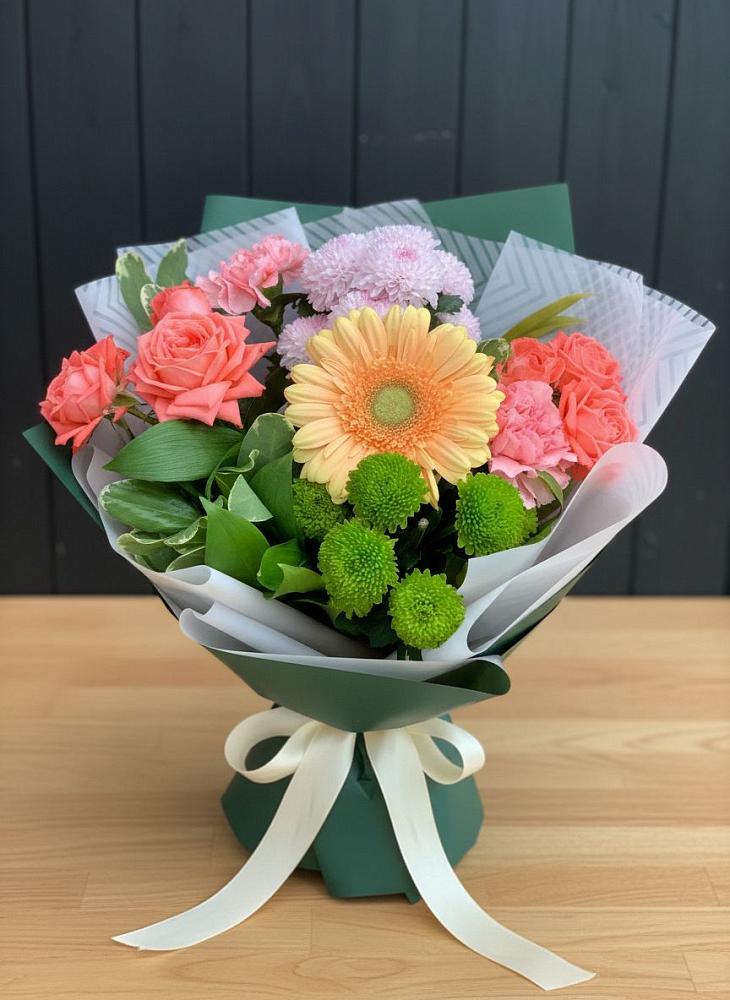 Букет цветов из: Гвоздики, Розы, Герберы и Хризантемы в Спутник