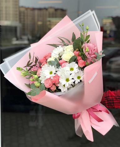 Букет цветов из: Розы, Лизиантусы и Хризантемы в Спутник