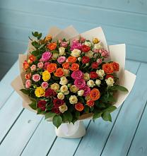 Букет Микс из разноцветных кустовых роз в Спутник