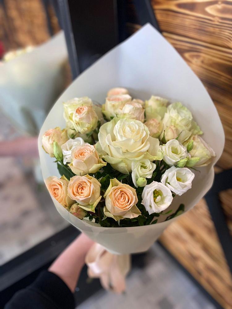 Букет цветов из: Розы и Лизиантусы в Спутник